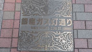 ガス灯をイメージした街灯が立っています