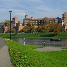 ヴィスワ川対岸から見たヴァヴェル城。