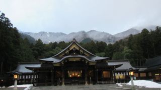 ２礼４拍手１礼が弥彦流