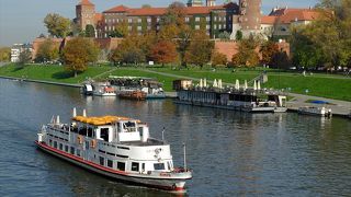 ヴィスワ川に架かる橋や対岸からその全景を眺めてみましょう。