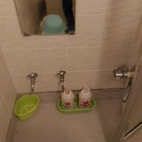 共同風呂左側。シャンプーとボディソープ。