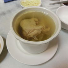 鶏肉を煮込んだスープ