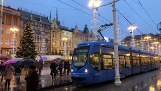 明るく、お店も充実