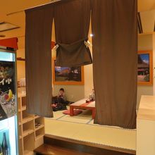 入口の右手には座敷席もありました