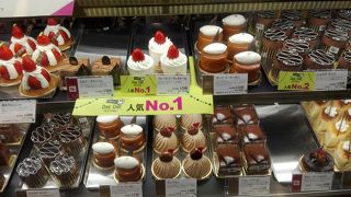 池袋西武スイーツ売り場入ってすぐ。イチゴショートとチョコケーキ買うならココ。