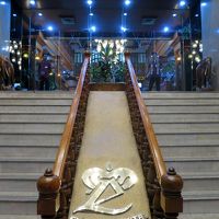 赤い服を着たベル係はしっかり仕事をしていました