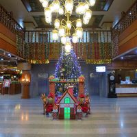 大きなシャンデリアの下がるロビーにはクリスマスの飾り付け