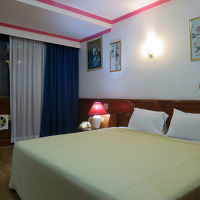 ベッドは今一歩ですが、客室面積にゆとりはあります