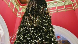 美しい歴史的建造物の中でショッピング