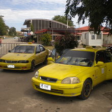空港で客待ちをするイエロータクシーです。数が多く、安いです。