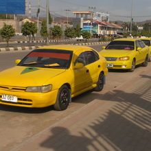 主要な場所には、イエロータクシーが待っていますので便利です。