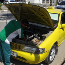 イエロータクシーは、車が概して古く、故障が多く発生しています