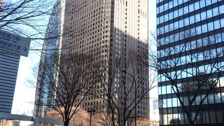 新宿の中心にある超高層ビル