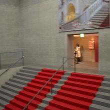 展示階に続く階段