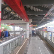 この駅以北のレッドラインは地上駅となっています