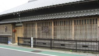 石薬師小学校が目印です