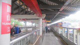 この駅以北のレッドラインは地上駅となっています