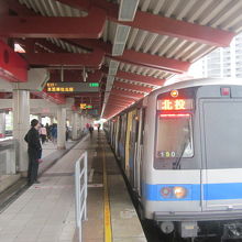 ホームドアがなく、車両編成も短めの新北投支線。撮影に良い！