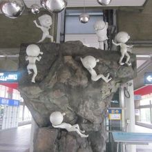 駅コンコース上ではこんな作品がお出迎え！