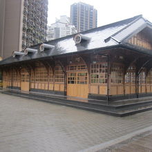 MRT駅のすぐ隣に復元された旧新北投駅舎の様子