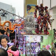 ワイヤー作家さんがたくさん居て目の前で製作中。