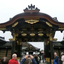 唐門の先に二の丸御殿が見えます