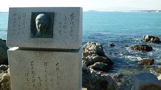 レリーフ付きの石碑「太陽の季節」