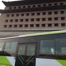 徳勝門とバスターミナル