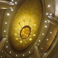 見上げれば、吹き抜けの天井も豪華そのもの