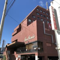 駐車場奥にエレベーターがあり、２階フロントへも行けます。