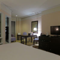 デスク裏手にソファーとティーテーブル、ちょっと無理があるよう