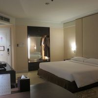 扉のないクローゼットスペースには間接照明と、ちょっとお洒落