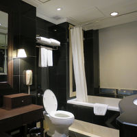 広いバスルームはドレッサー付