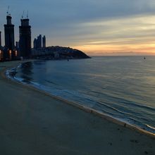 朝の海雲台ビーチと昇る朝日。