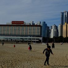 ウェスティン方向を見た海雲台ビーチ。高層ビルが増えてビックリ