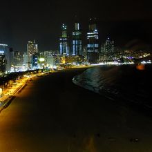 夜には、遊歩道沿いは明るく照らし出されて安心。