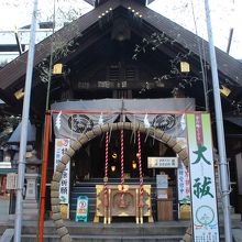 本殿の前に茅の輪くぐりがありました。