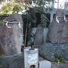 世にも珍しい（？）すし塚と海老塚。