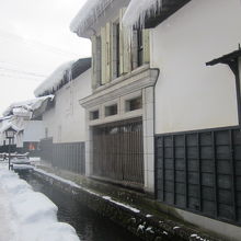 細くて滑りやすい雪道は特にご注意を…（円光寺裏手付近）。