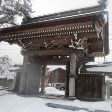 立派な山門も見応えがありますね！