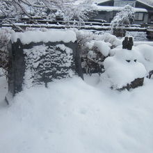 すぐ近くにある「あゝ野麦峠」の文学碑も雪に埋もれていました