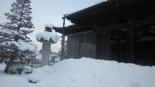 積雪期の本光寺、本堂前が凄いことになっていました