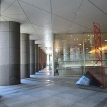 モニュメントー３ (左手向こうが正面)