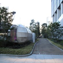 西方向から見た様子(左手が「 a. アーバンエコファーム」)