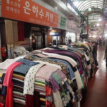 カラフルな生地の店は通路を埋める