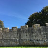 すぐ近くにある城壁の入り口