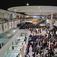 大混雑のＴＢＳ高速バスターミナルチケット売り場