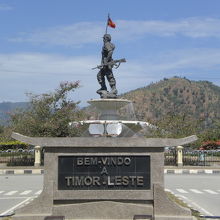 ニコラウロバト像です。手前の意思の標識は空港の標識です。