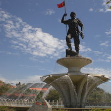 像の下は、噴水となっていて、涼やかな感じが醸し出されます。