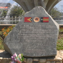 大きな像の足元には、国旗が入った記念碑が置かれています。